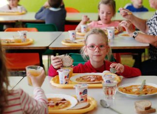 Mesačné platby za školy neuhrádzajte, preplatky budú vrátené