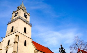 Na bohoslužby na námestí príde 30 osôb