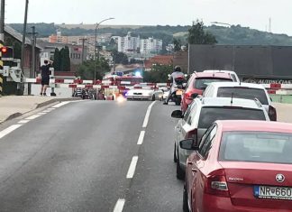 Zrážka cyklistiek a auta pri železničnom priecestí