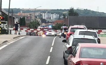 Zrážka cyklistiek a auta pri železničnom priecestí