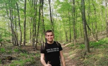 Mladý Hlohovčan Matúš Ščipák každoročne vyzdobuje na Vianoce vchod bytovky, aby urobil radosť svojim susedom.