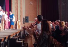 Klobúk dolu, Fľočáci! Empírové divadlo na nohách!