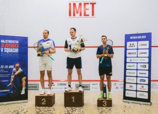 Hlohovčan Lukáš Tužinčin s medailou z Majstrovstiev Slovenska v squashi